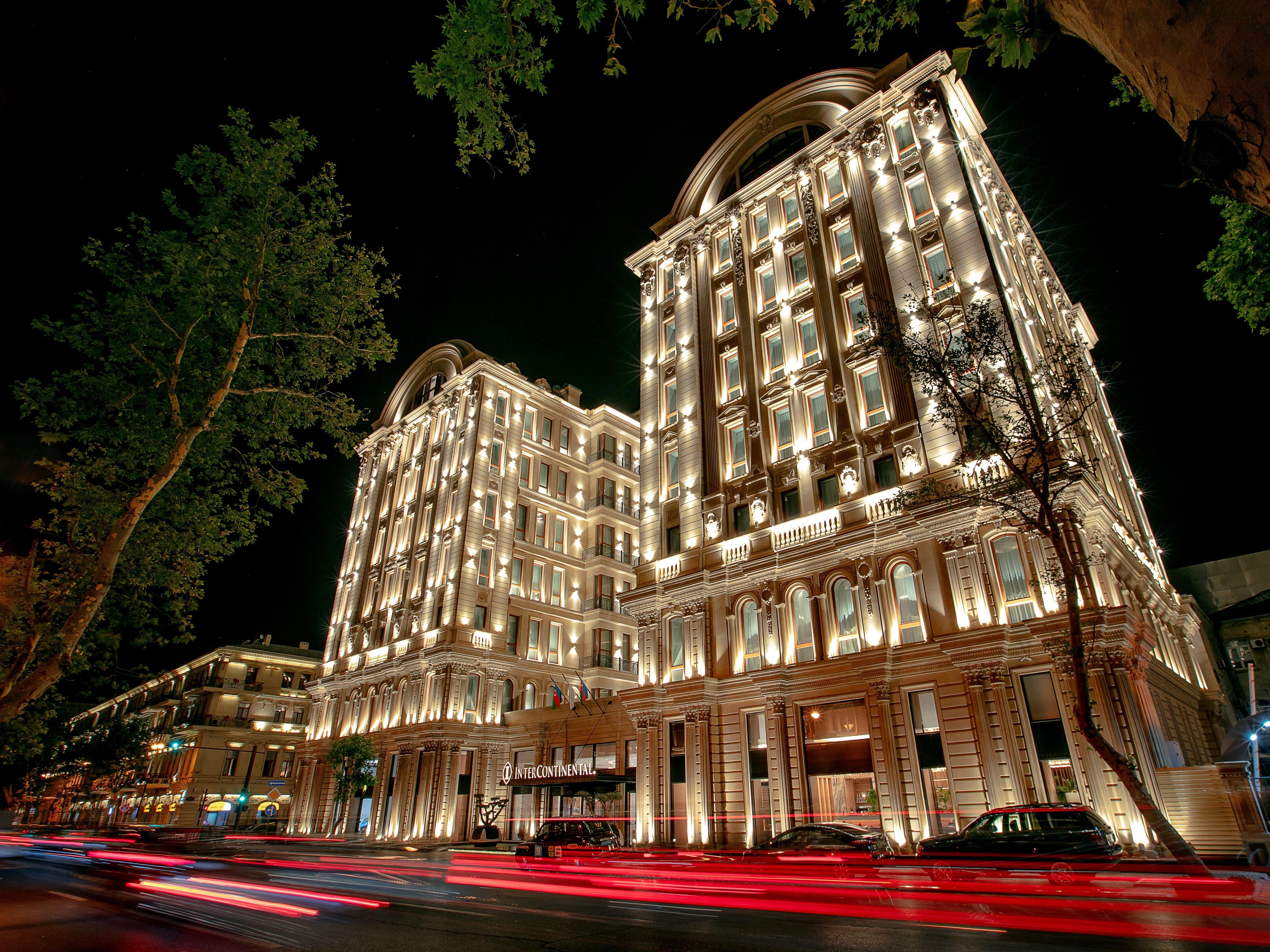 Intercontinental Baku By Ihg Ξενοδοχείο Εξωτερικό φωτογραφία The hotel at night
