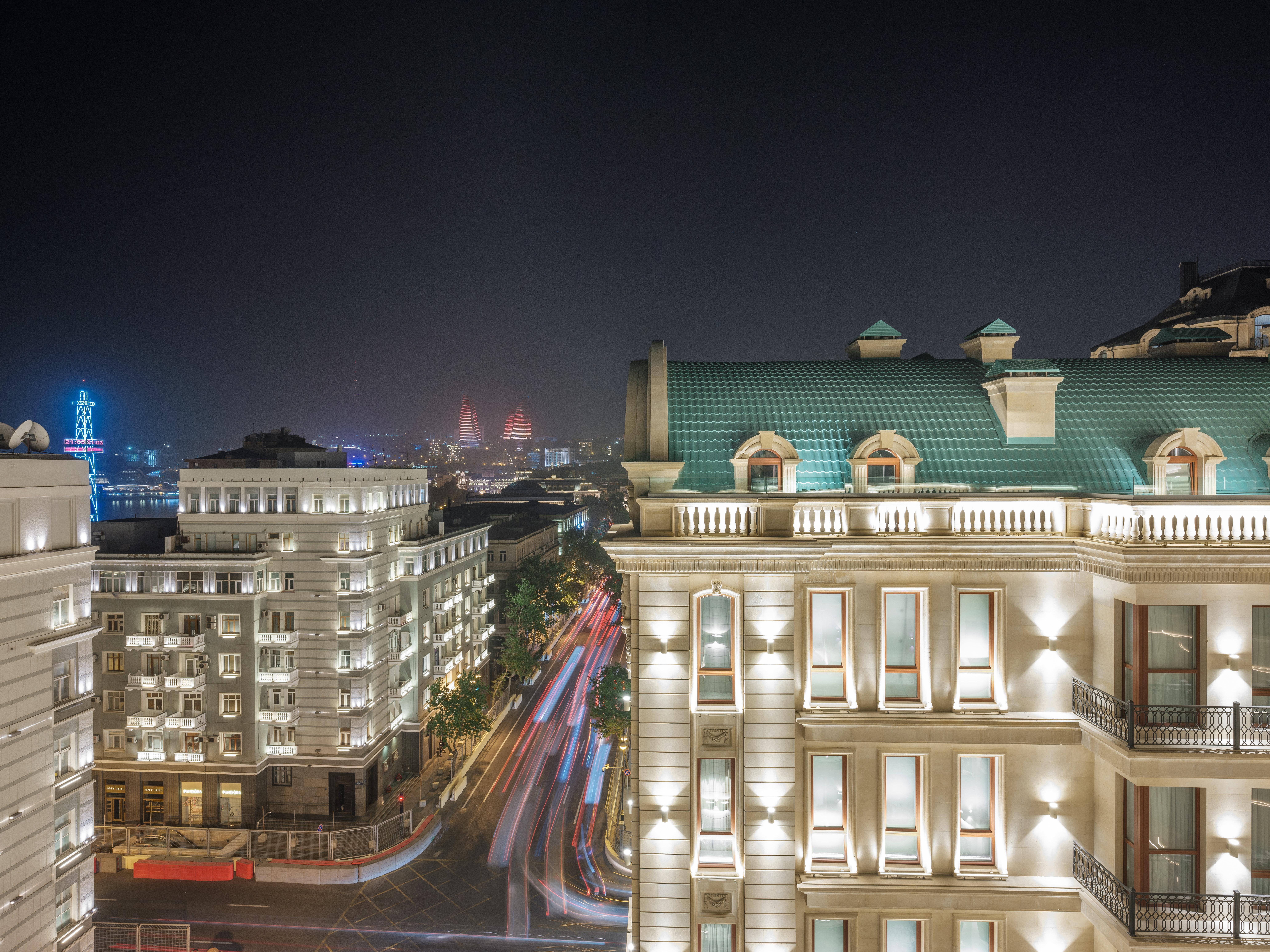 Intercontinental Baku By Ihg Ξενοδοχείο Εξωτερικό φωτογραφία The hotel at night