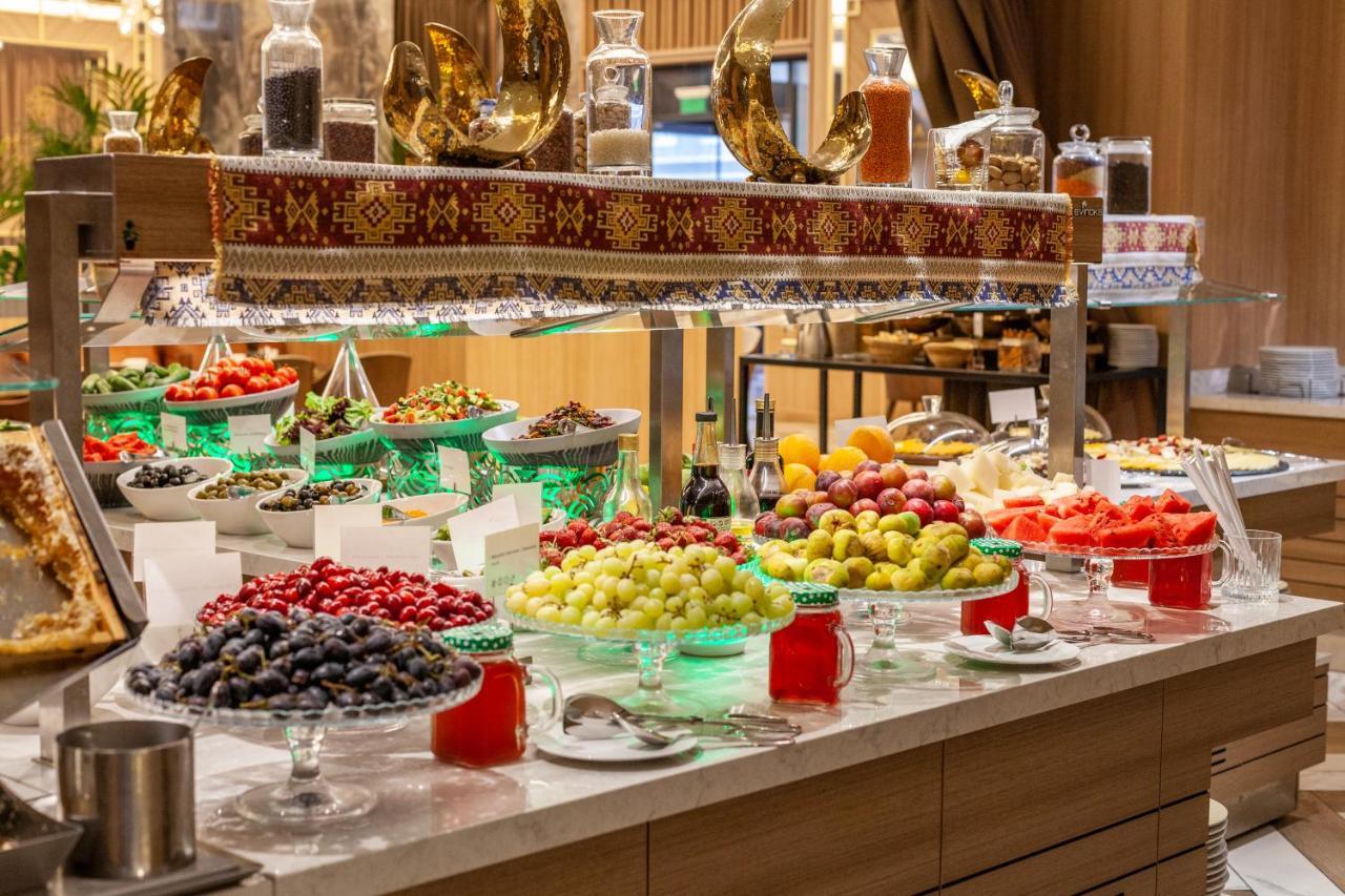 Intercontinental Baku By Ihg Ξενοδοχείο Εξωτερικό φωτογραφία A fruit buffet