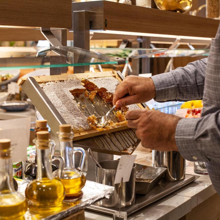 Intercontinental Baku By Ihg Ξενοδοχείο Εξωτερικό φωτογραφία A cook grating cheese