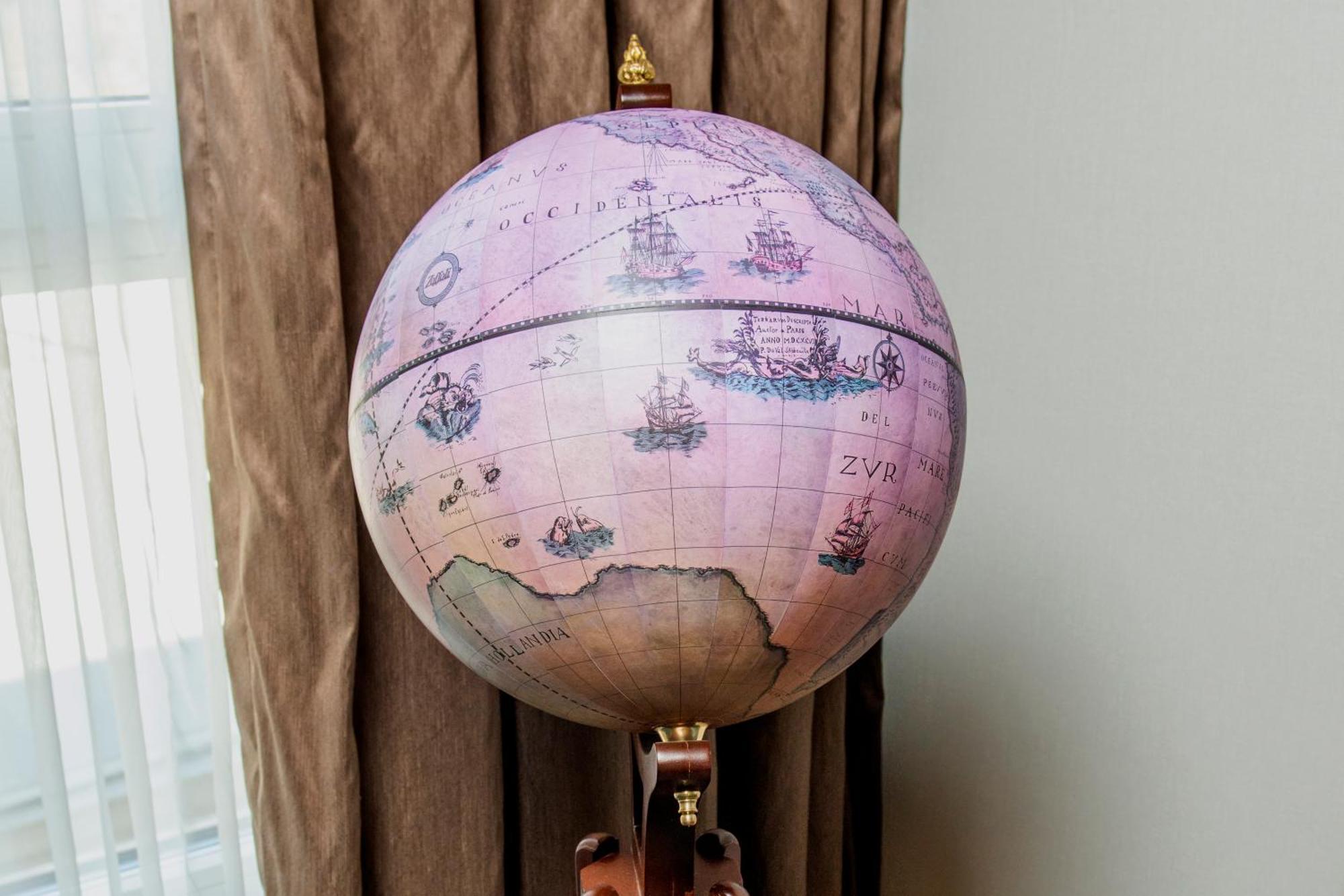 Intercontinental Baku By Ihg Ξενοδοχείο Εξωτερικό φωτογραφία A globe in the White House